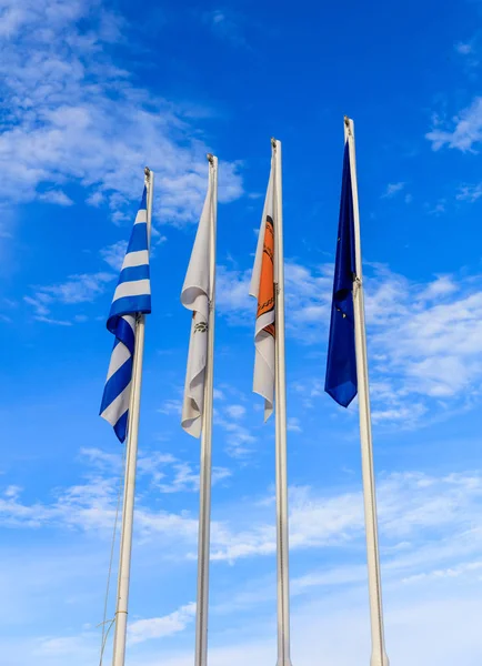 Кіпру, Греції, ЄС та Ларнака муніципалітету прапори на стовпи. Хмарного неба фону. — стокове фото