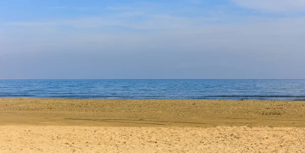 Spiaggia sabbiosa vuota. Cielo blu e mare calmo. Vista da vicino . — Foto Stock