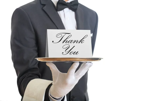 Garçom oferecendo uma bandeja com um cartão de agradecimento — Fotografia de Stock