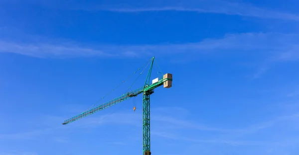 Guindaste de torre pronto para levantar no fundo do céu azul. Espaço para texto . — Fotografia de Stock