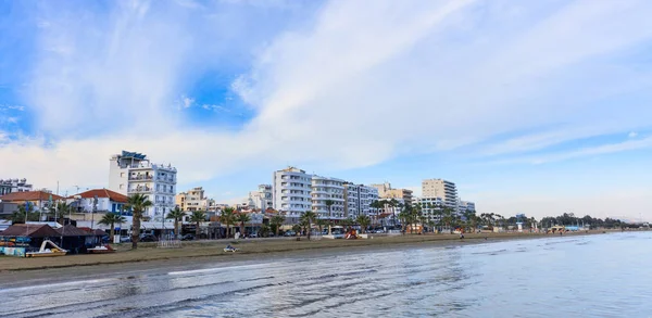 Spiaggia di Finikoudes, città di Larnaca, Cipro. Cielo blu con poche nuvole di sfondo . — Foto Stock