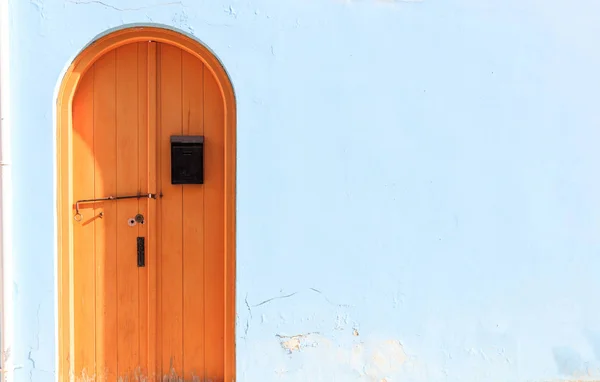 Porte en bois marron sur fond bleu clair. Vue rapprochée, copyspace . — Photo