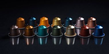 Siyah arka plan üzerine, Closeup görünümüyle detaylar izole espresso kahve bakla, banner