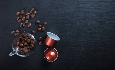 Espresso kapsül, kahve ve siyah arka plan, Top kopya alanı görünümüyle fasulye
