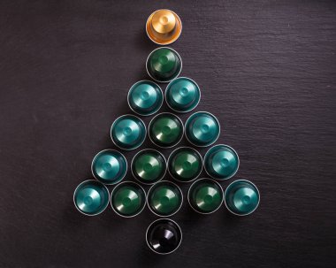 Siyah arka plan üzerine, izole bir Noel ağacı oluşturan espresso kahve pods görünümü top