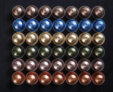 Espresso kahve bakla izole üzerinde siyah arka plan, üstten görünüm