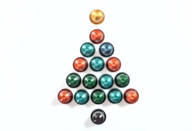 Beyaz arka plan üzerinde izole bir Noel ağacı oluşturan espresso kahve pods görünümü top