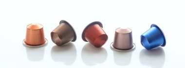 Beyaz arka plan üzerinde Closeup görünümüyle detaylar izole espresso kahve bakla, banner