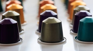 Beyaz arka planda, Closeup görünümü ayrıntıları ile Espresso kahve bakla