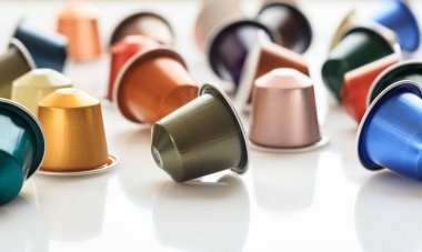 Beyaz arka planda, Closeup görünümü ayrıntıları, kopya alanı ile Espresso kahve bakla