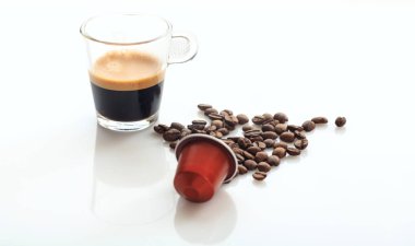Espresso fincan, pod ve beyaz arka planda, Closeup görünümü ayrıntıları ile kahve çekirdekleri