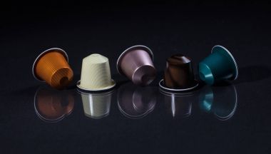 Siyah arka plan üzerine, Closeup görünümüyle detaylar izole espresso kahve bakla, banner