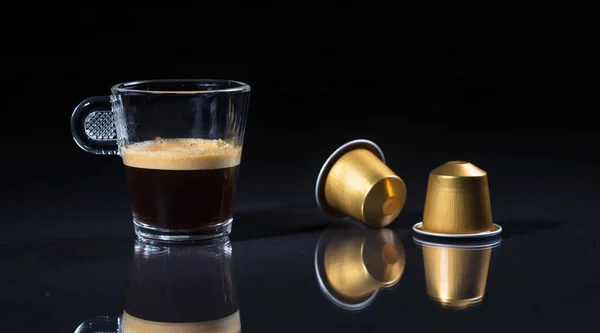 Espresso tasse à café et dosettes de café sur fond noir, Vue rapprochée avec des détails — Photo