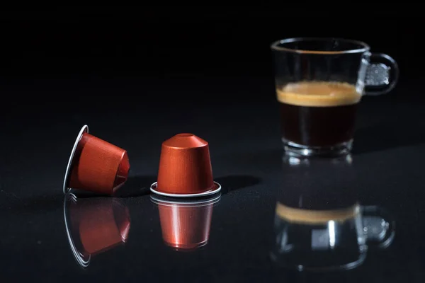 Vagens de café expresso e xícara de café em fundo preto, Vista de close-up com detalhes — Fotografia de Stock