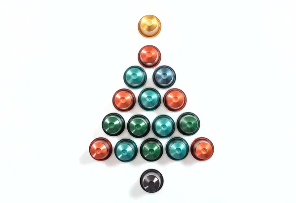 Espresso koffie peulen vormen een kerstboom, geïsoleerd op een witte achtergrond, top uitzicht — Stockfoto