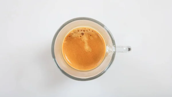 Эспрессо кофе чашка вид сверху, на белом фоне, Крупный план с деталями — стоковое фото