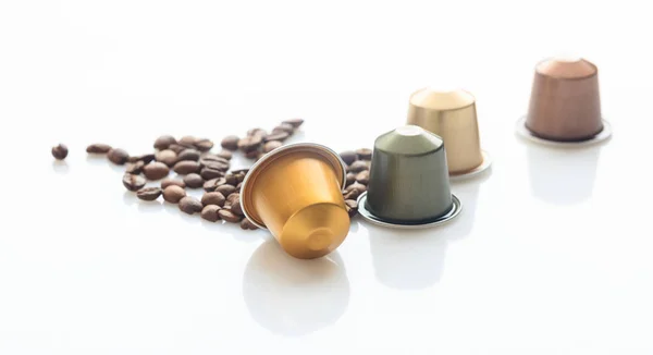 Кофейные стручки эспрессо и кофейные зерна на белом фоне, Крупный план с деталями — стоковое фото