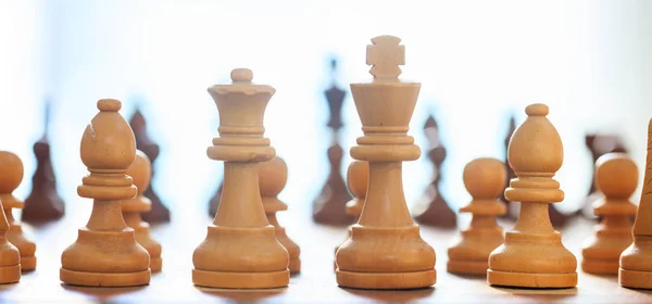 Schachfiguren hellbraune Farbe. Nahaufnahme mit Details, verschwommener Hintergrund. — Stockfoto