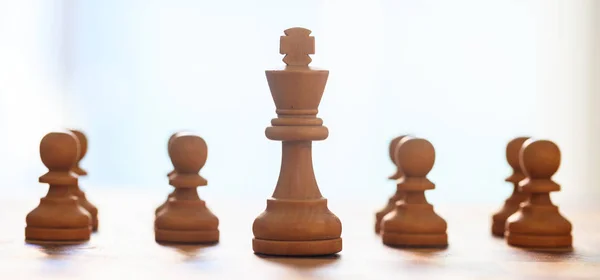 Chess pieces light brown color. Close up view of king and pawns with details. Blurred background. — Stock Photo, Image