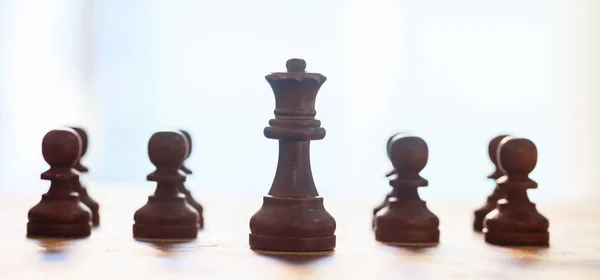 Pedaços de xadrez cor marrom escuro. Vista de perto de rainha e peões com detalhes. Fundo desfocado . — Fotografia de Stock