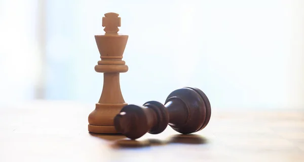 Schachfiguren dunkle, hellbraune Farbe. Nahaufnahme von Königen mit Details. verschwommener Hintergrund. — Stockfoto