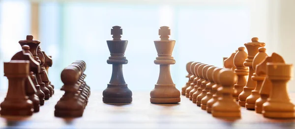 Schachbrett verschwimmt mit Schachfiguren darauf. Nahaufnahme mit Details, weißer Hintergrund. — Stockfoto