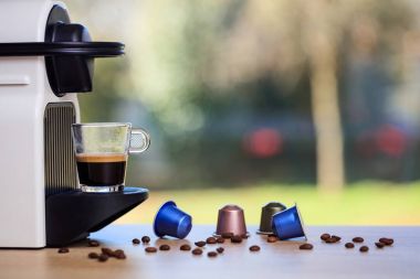 Espresso makinesi ahşap bir masa üzerinde bulanıklık arka plan, metin için yer