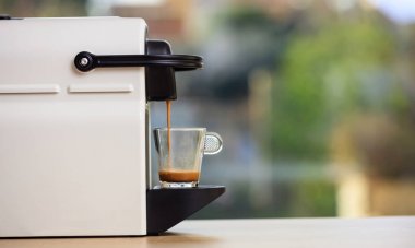 Espresso makinesi ahşap bir masa üzerinde bulanıklık arka plan, metin için yer