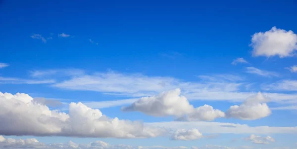 Nubes dispersas sobre fondo azul del cielo — Foto de Stock