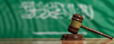 Yargıç ya da açık artırma tokmak Suudi Arabistan bayrağı arka plan üzerinde. 3D çizim