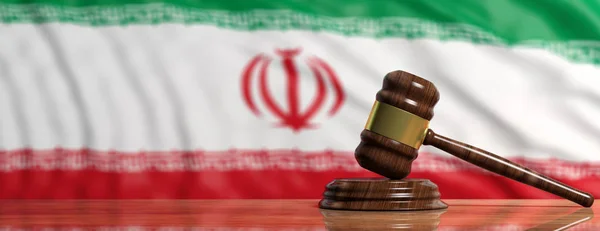 Судья или аукцион молотка на фоне флага Ирана. 3d иллюстрация — стоковое фото