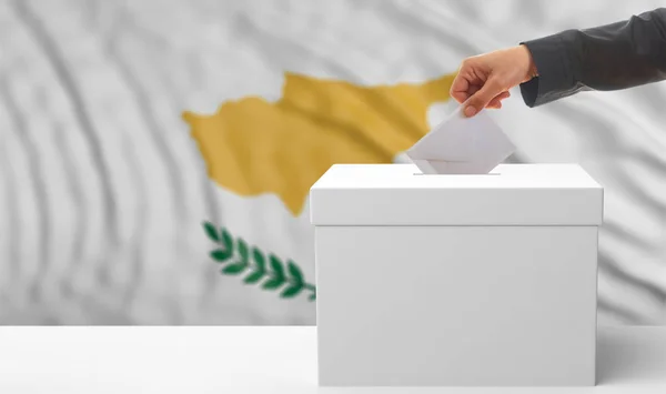 塞浦路斯选举。选民在塞浦路斯挥动旗子背景。3d 插图 — 图库照片