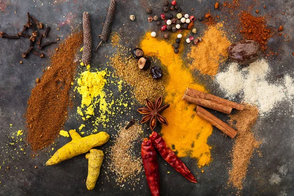 Ποικιλία από πολύχρωμες μπαχαρικά σε μέταλλο σκουριασμένο φόντο, το top view — Φωτογραφία Αρχείου