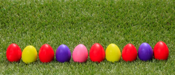 复活节的概念。五颜六色的蛋在绿色草, 横幅, 拷贝空间 — 图库照片