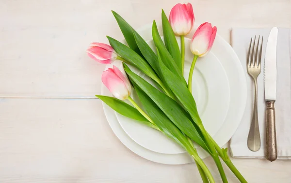 Configuração de mesa de primavera com tulipas rosa no fundo de madeira branco. Vista superior, espaço de cópia — Fotografia de Stock