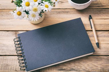 Boş boş defter, ahşap arka plan, görünümü yukarıdan, kopya alanı kapalı