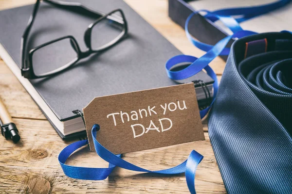 Blauwe stropdas, tekst dank u vader op de tag, kantoor bureau achtergrond — Stockfoto