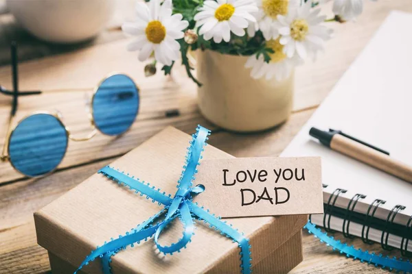 Dia do pai. Caixa de presente com amor você etiqueta do pai, fundo de mesa de escritório borrão — Fotografia de Stock