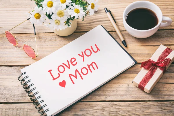 Gift box en hou van je moeder geschreven op de notebook, kantoor bureau achtergrond — Stockfoto