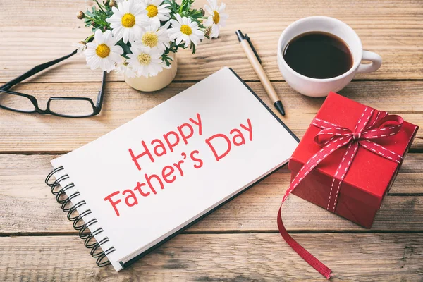 Rode luxe-geschenketui en happy fathers' day op de notebook, kantoor bureau achtergrond — Stockfoto