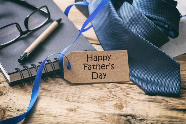 Happy Father's day. Blauwe stropdas en tag, kantoor bureau achtergrond, kopiëren ruimte — Stockfoto