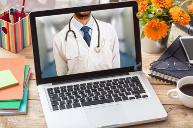 Doktor Gp bir bilgisayar ekranında, office Resepsiyon arka plan
