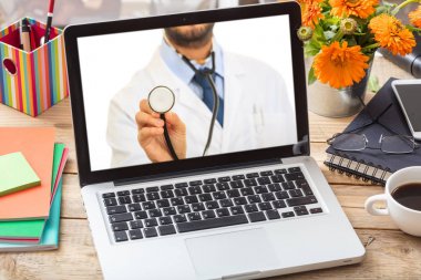 Doktor Gp bir bilgisayar ekranında, office Resepsiyon arka plan