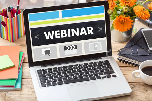 Webinar bir ofis masasında bir laptop ekranında