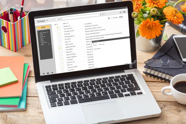 E-mails lijst op een scherm van de laptop op een bureau — Stockfoto