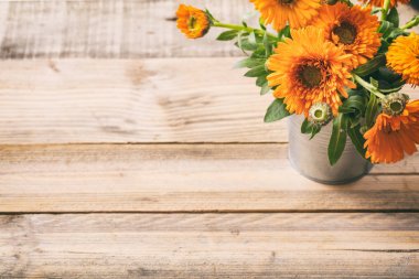 Calendula ahşap masa, kopya alanı, tarih görüntüleme yukarıdan