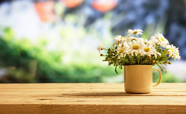 Daisies on wooden table, blur nature background, copy space, banner — Stock Photo, Image