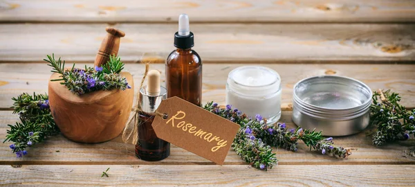 Rosemary aromaterapi. Eterisk olja och kosmetika, tag med text rosmarin, banner. Träbord bakgrund — Stockfoto