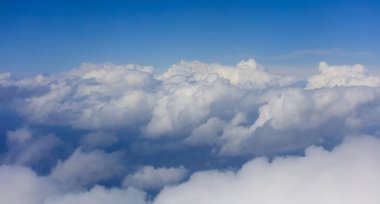Bulutların üstünde parlak mavi gökyüzü amaç, uçak penceresi görünümü