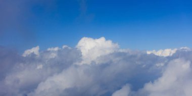 Bulutların üstünde parlak mavi gökyüzü amaç, uçak penceresi görünümü